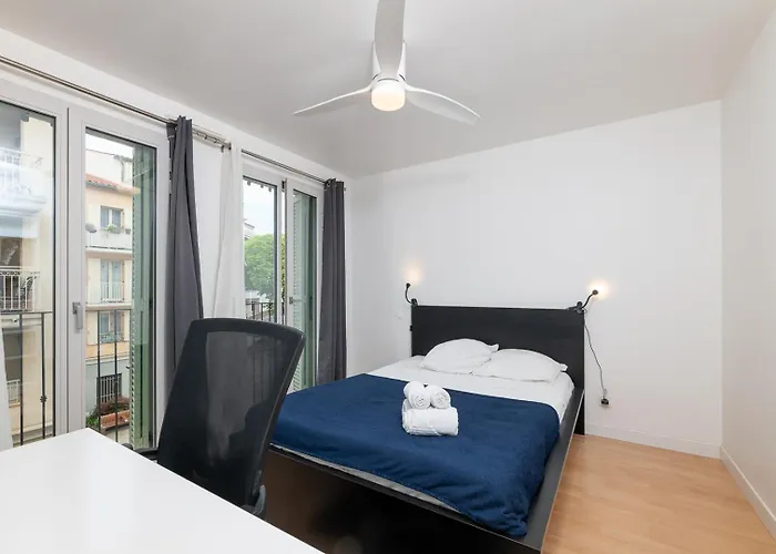 Vieil 82 M2 With Secured Private Parking 3 * Antibes