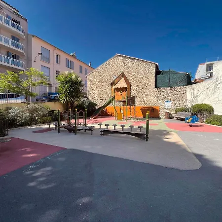 Vieil Beachside Apartment: Brand New With Parking *