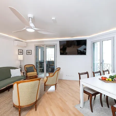 Vieil Beachside Apartment: Brand New With Parking