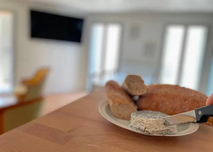 Vieil Beachside Apartment: Brand New With Parking