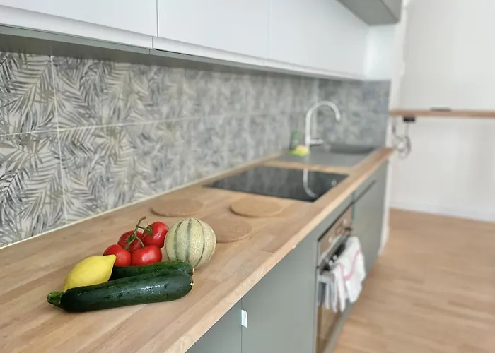 Vieil Beachside Apartment: Brand New With Parking *