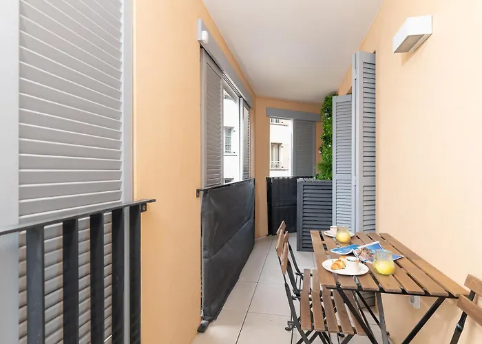 Vieil Beachside Apartment: Brand New With Parking Apartment *