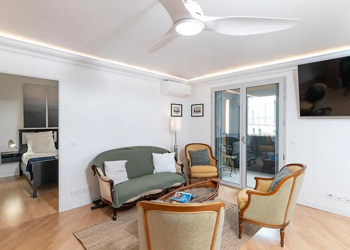 Vieil Beachside Apartment: Brand New With Parking *