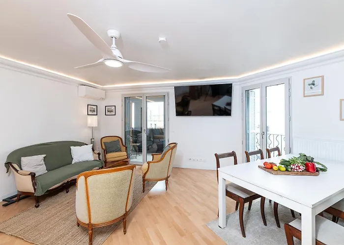 Vieil Beachside Apartment: Brand New With Parking