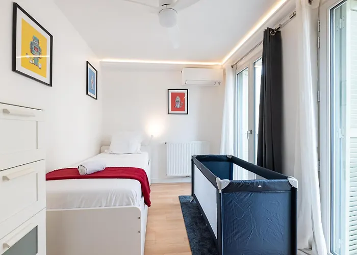 Vieil Beachside Apartment: Brand New With Parking *